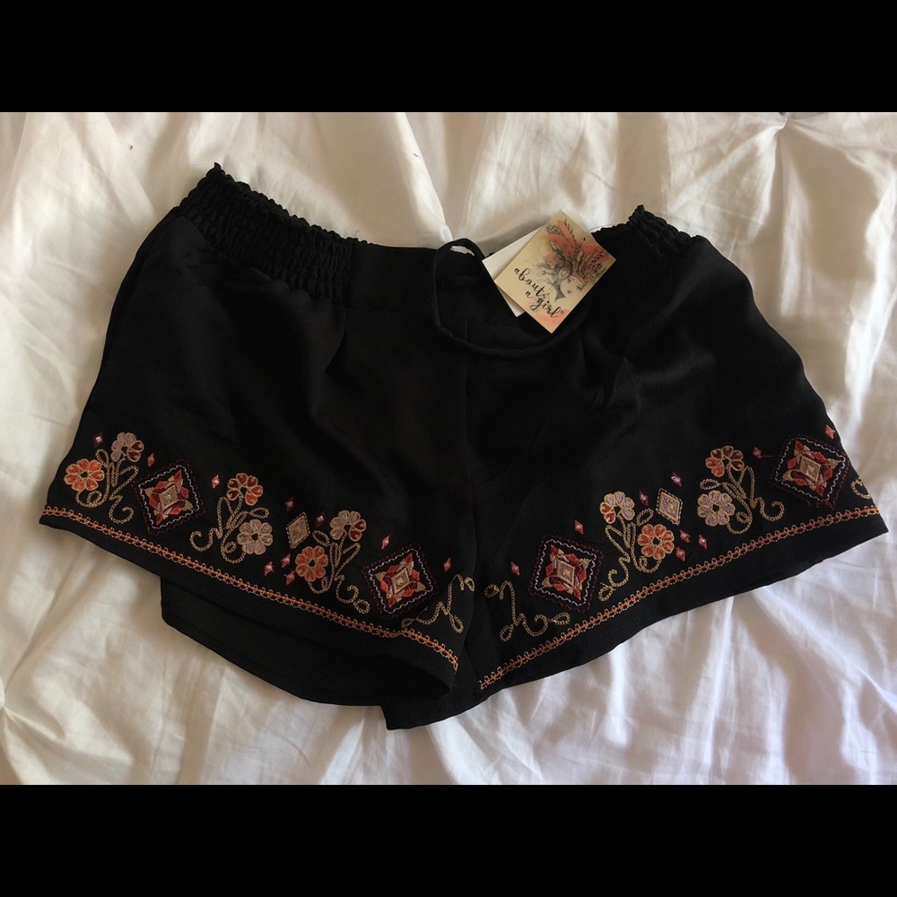 Black Flowy Shorts (floral pattern) size: M